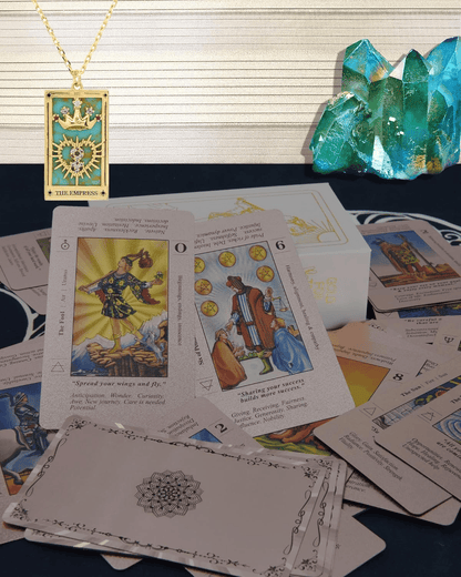 Witchy Cauldron Roségold-Tarotkarten mit Begleitbuch Wasserdichtes, knitterfreies Folien-Tarotkartenspiel für Anfänger Enthält Chakren, Planeten, Sternzeichen, Elemente und Affirmationen