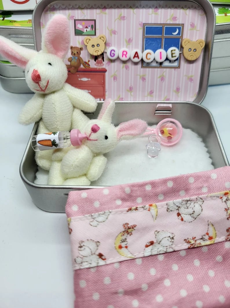 🔥Bestes Ostergeschenk 50 % RABATT – 🎁🐇Bunny Mummy Tiny Plush Pocket Tin