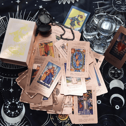 Witchy Cauldron Roségold-Tarotkarten mit Begleitbuch Wasserdichtes, knitterfreies Folien-Tarotkartenspiel für Anfänger Enthält Chakren, Planeten, Sternzeichen, Elemente und Affirmationen