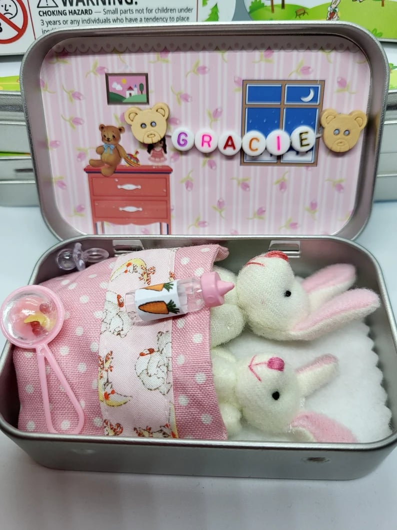 🔥Bestes Ostergeschenk 50 % RABATT – 🎁🐇Bunny Mummy Tiny Plush Pocket Tin