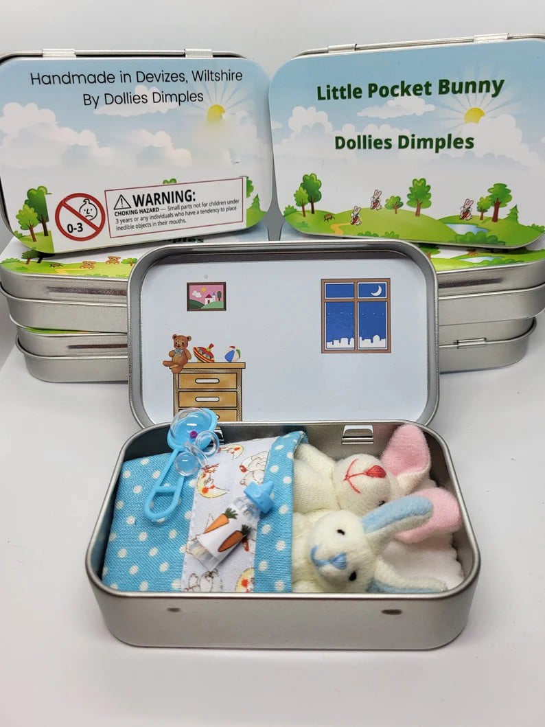 🔥Bestes Ostergeschenk 50 % RABATT – 🎁🐇Bunny Mummy Tiny Plush Pocket Tin
