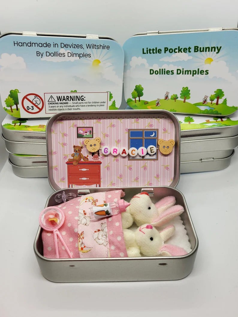 🔥Bestes Ostergeschenk 50 % RABATT – 🎁🐇Bunny Mummy Tiny Plush Pocket Tin