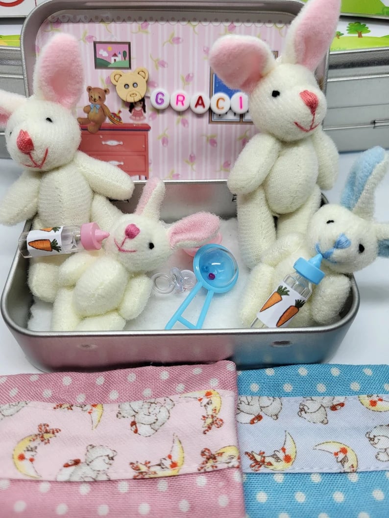 🔥Bestes Ostergeschenk 50 % RABATT – 🎁🐇Bunny Mummy Tiny Plush Pocket Tin
