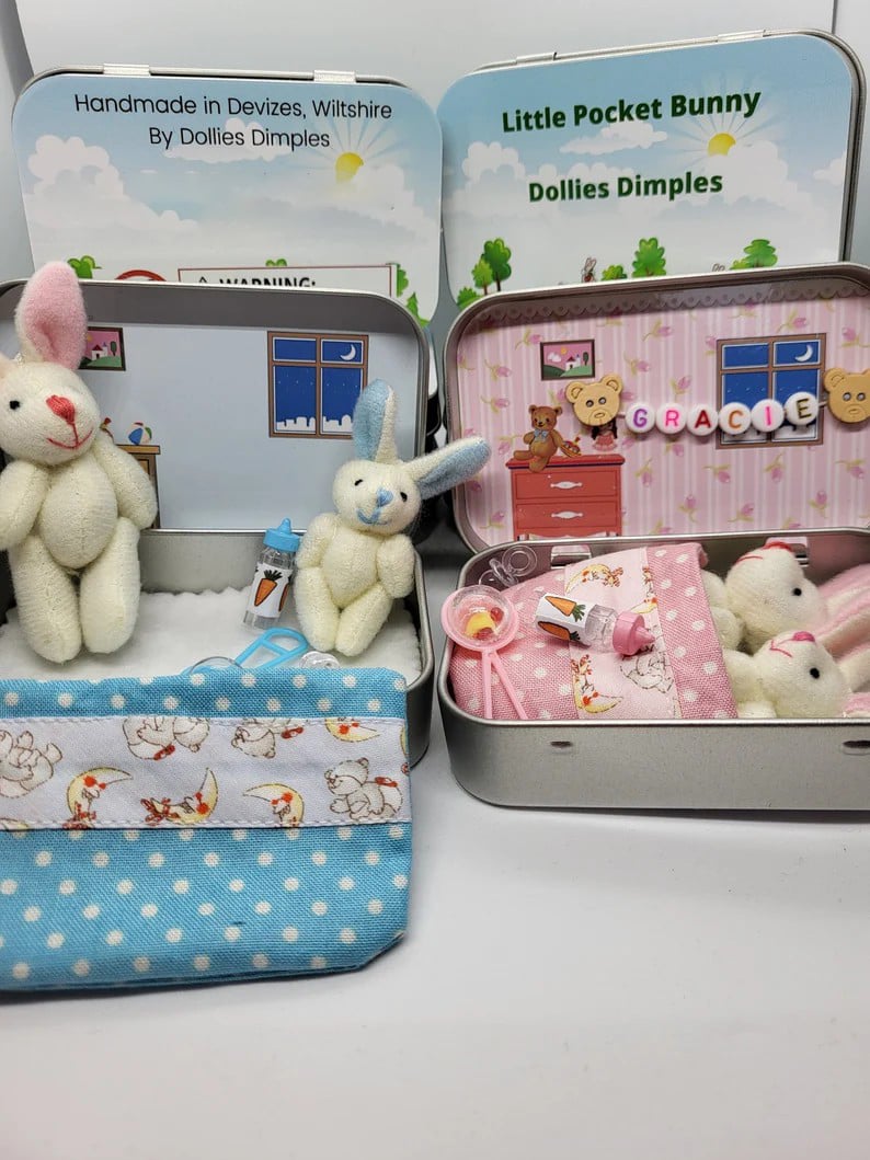 🔥Bestes Ostergeschenk 50 % RABATT – 🎁🐇Bunny Mummy Tiny Plush Pocket Tin