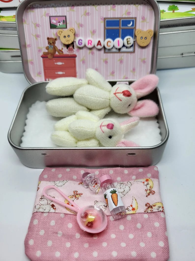 🔥Bestes Ostergeschenk 50 % RABATT – 🎁🐇Bunny Mummy Tiny Plush Pocket Tin