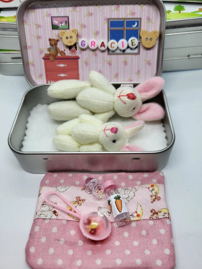 🔥Bestes Ostergeschenk 50 % RABATT – 🎁🐇Bunny Mummy Tiny Plush Pocket Tin