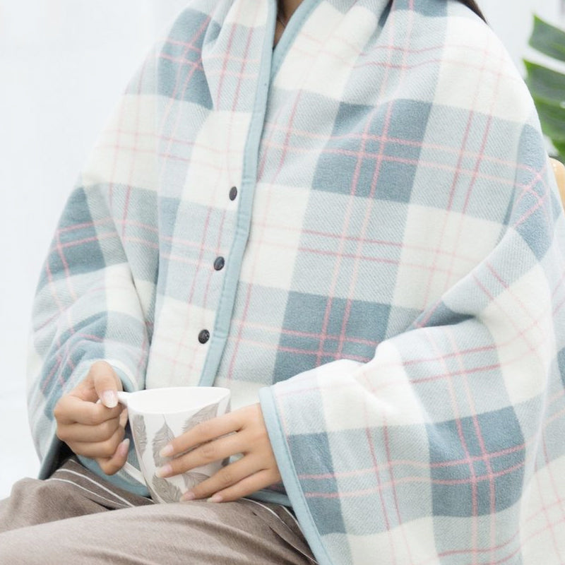 Trendiger, karierter, dicker Deckenponcho