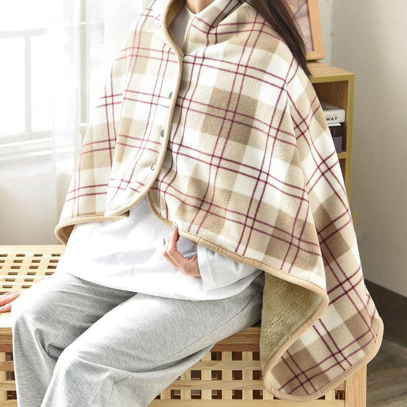 Trendiger, karierter, dicker Deckenponcho
