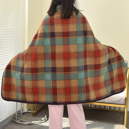 Trendiger, karierter, dicker Deckenponcho