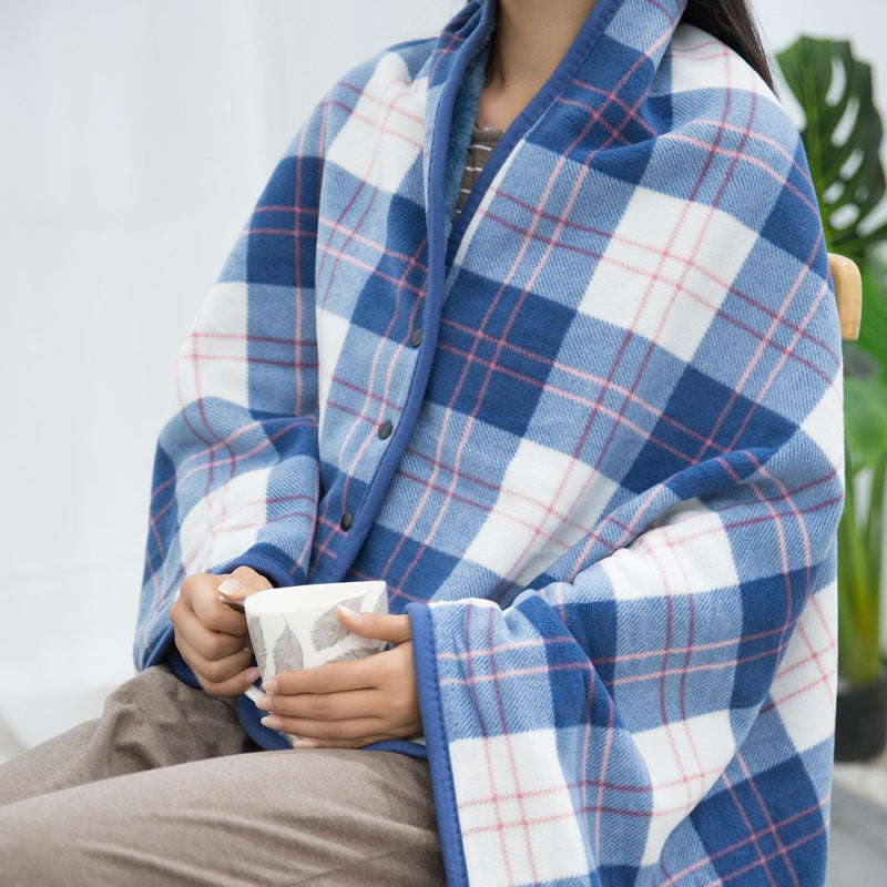 Trendiger, karierter, dicker Deckenponcho