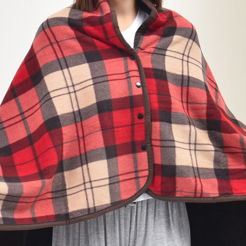 Trendiger, karierter, dicker Deckenponcho