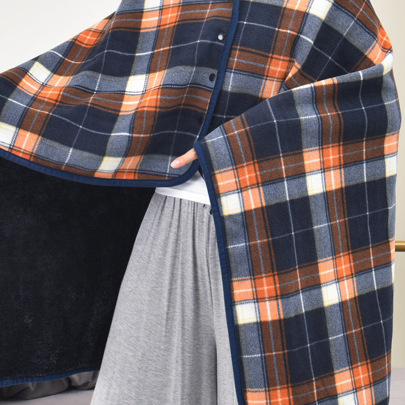 Trendiger, karierter, dicker Deckenponcho