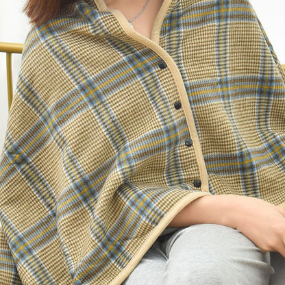 Trendiger, karierter, dicker Deckenponcho