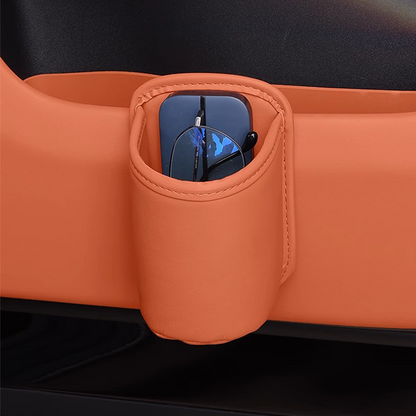 🥳HEISSER VERKAUF 2026🥳💞ÜBER 50.000 VERKAUFT!🚗🧺Getränkehalter aus Leder für die Autotür – Breite Öffnung, Getränke und Handy sind leicht zu erreichen. Sicherer Halt durch Clip-Befestigung. PU-Leder, robust und stilvoll. 🛡️✨