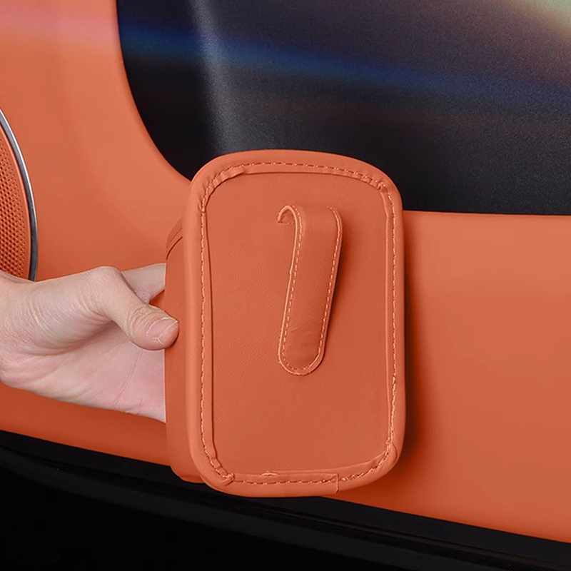 🥳HEISSER VERKAUF 2026🥳💞ÜBER 50.000 VERKAUFT!🚗🧺Getränkehalter aus Leder für die Autotür – Breite Öffnung, Getränke und Handy sind leicht zu erreichen. Sicherer Halt durch Clip-Befestigung. PU-Leder, robust und stilvoll. 🛡️✨