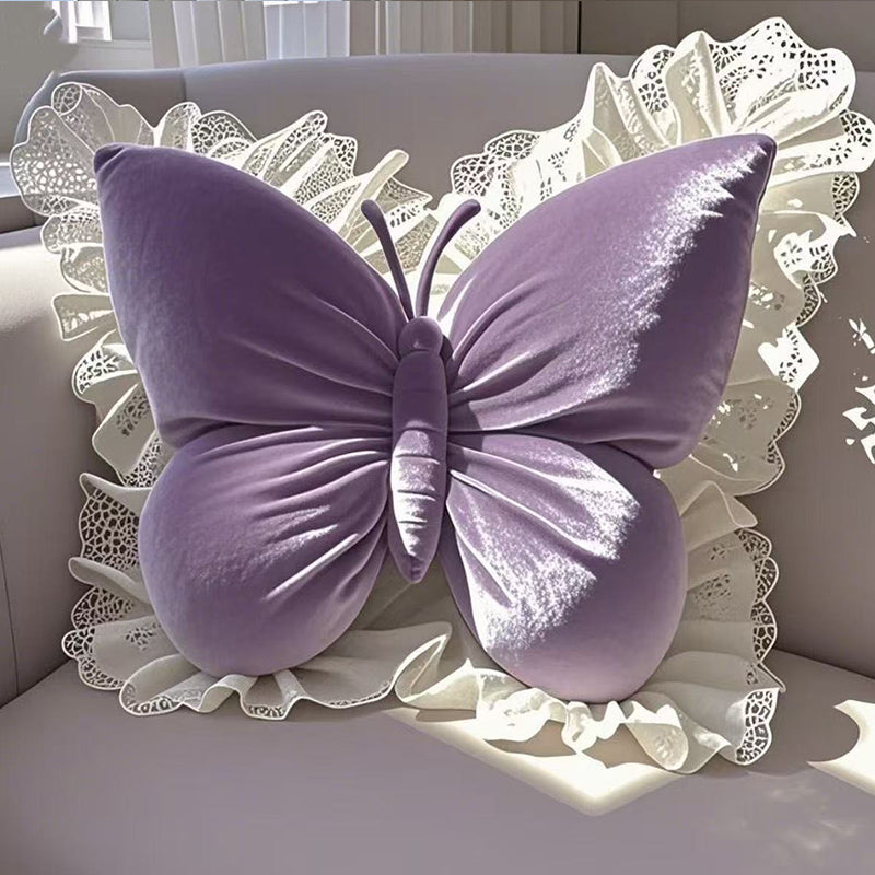 Elegantes Zierkissen in Schmetterlingsform mit Spitzenborte