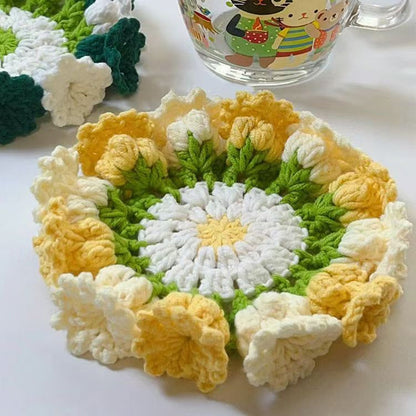 Handgefertigte Untersetzer aus Garn mit Blumenmuster