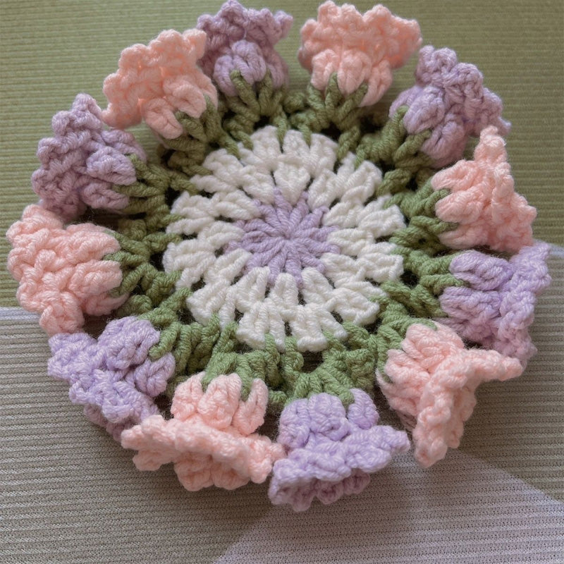 Handgefertigte Untersetzer aus Garn mit Blumenmuster